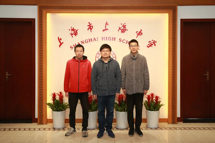 江城（左）、张贻然（右）和指导老师，来源：上海中学