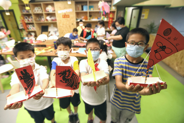 7月14日，西城区广内街道，“广艺＋”市民文化中心，孩子们展示刚制作的手工。新京报记者 王嘉宁 摄