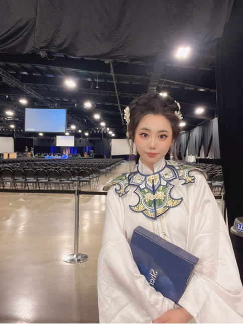 张嘉诺在毕业典礼现场。（受访者提供）