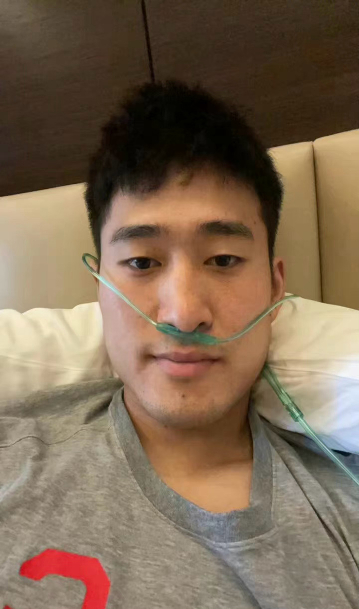 姜伟泽赛前还在吸氧。 图片来源网络