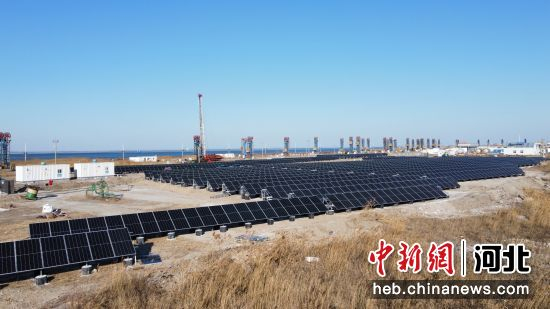 图为冀东油田公司南堡403X1平台上油光互补光伏发电项目。  供图