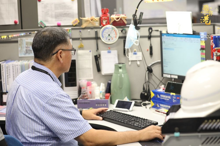 黎家富在办公室处理工作日常事务。（李丹璐 摄）