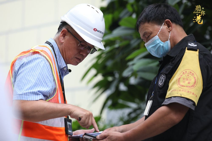 黎家富走访地铁沿线站点，巡查工作情况。（李丹璐 摄）