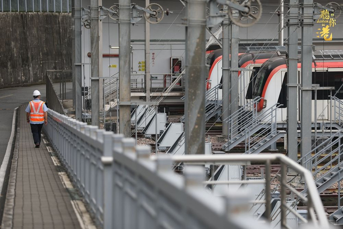 一天六巡，确保地铁正常运营和乘客安全。（李丹璐 摄）