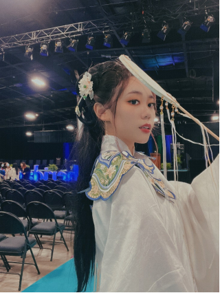 张嘉诺在毕业典礼现场。（受访者提供）