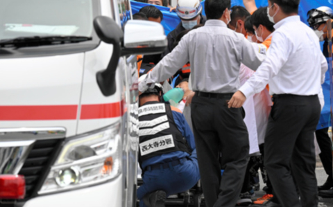 　日本前首相安倍晋三在奈良市中枪。（现场图）