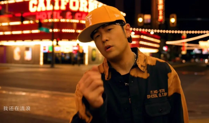 新歌《还在流浪》mv截图