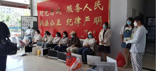 △抓获的嫌疑人和扣押的电脑，淮南市公安局田家庵分局供图