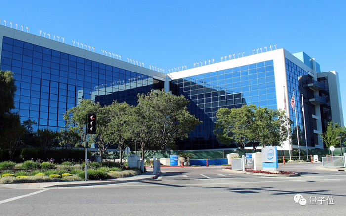 1984年，舛冈富士雄团队在IEEE国际电子组件会议（IEDM）上发表了有关NOR闪存的论文。