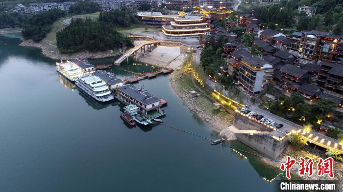 龚滩一号游船正在为乌江画廊夜游首航开航准备。　马佳欣 摄