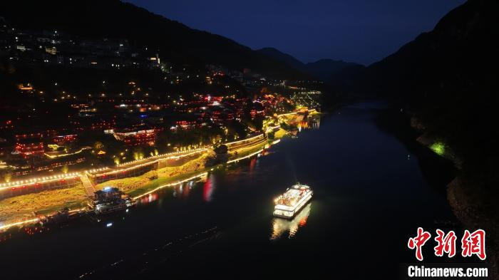 重庆乌江画廊夜游首航开航。　邱洪斌 摄