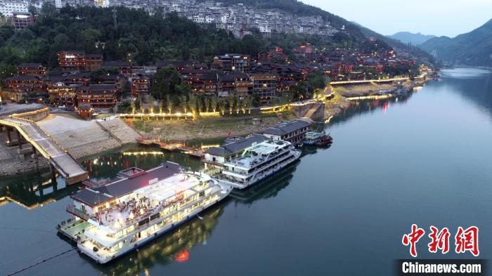 龚滩一号游船夜游起航。　马佳欣 摄