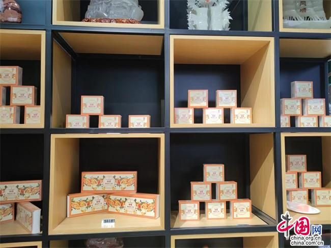 柑橘精油手工皂。湖北省宜昌市秭归县通过打造柑橘全产业链，推动农产品加工产业转型升级、库区移民安稳致富。中国网记者 彭瑶 摄