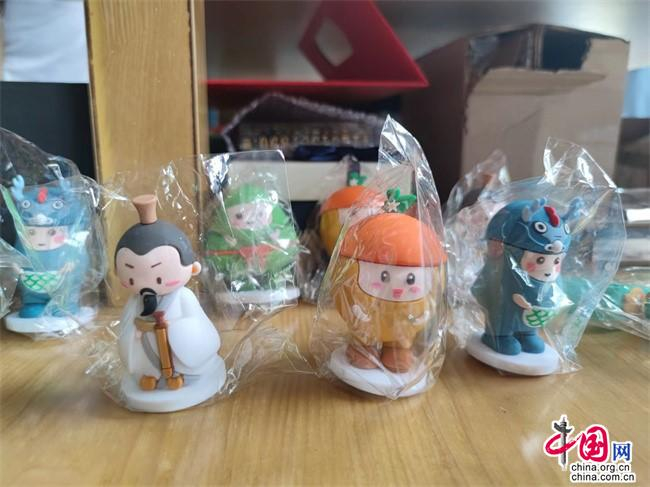 湖北省宜昌市秭归县屈原镇结合屈原文化和特色民俗文化制作文创产品。中国网记者 彭瑶 摄