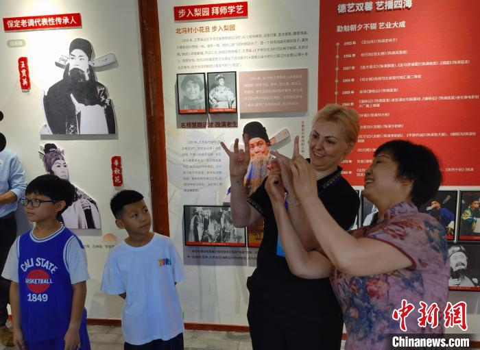 来自俄罗斯的河北大学教师迷兰现场学习国家级非遗保定老调表演技艺。　吕子豪 摄