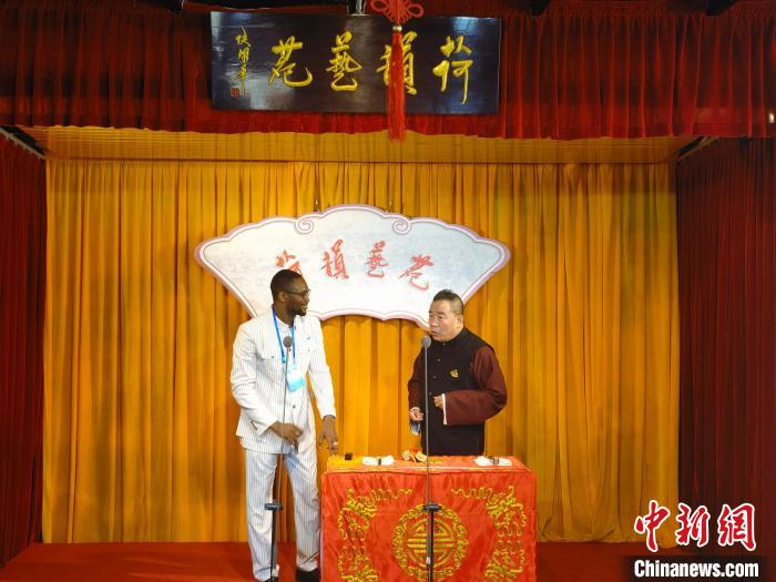 在华留学生西马在大激店村“荷韵艺苑”登台表演相声。　吕子豪 摄