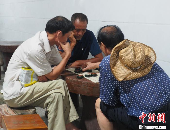 市民在人防工程内下棋、打牌。　李娇阳 摄
