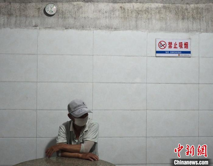 7月16日，广西柳州马鞍山人防工程1号纳凉点内温度计显示，室温约为24℃，当日室外最高温达36℃。　李娇阳 摄