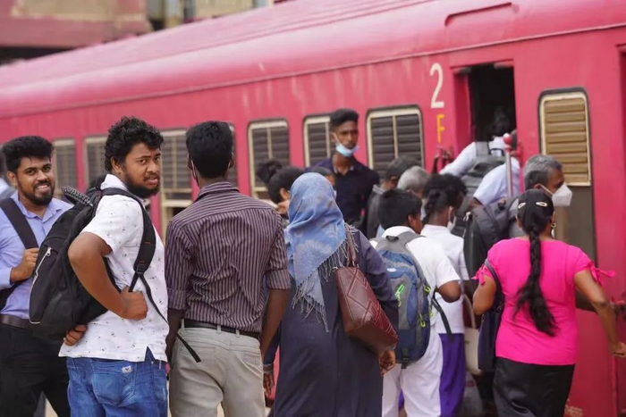 ▲当地时间2022年6月15日，在斯里兰卡科伦坡的一处火车站，乘客准备上车。新华社记者 唐璐 摄