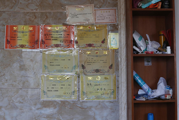 张亮家中贴满奖状。视觉中国 图