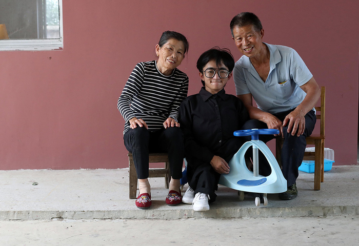 张亮和他的爷爷奶奶&nbsp; 视觉中国 图