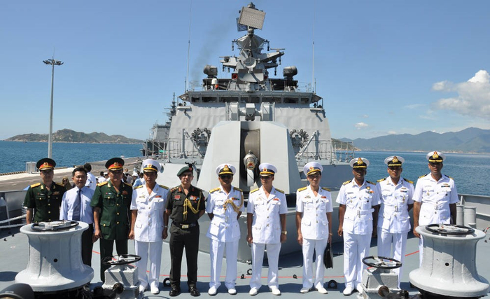 印度军舰访问越南。