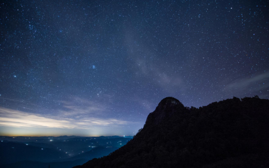 新平县融媒体中心 供图在山湖间摆脱城市间的喧嚣和压力与银河星辰为伴给心灵放个假
