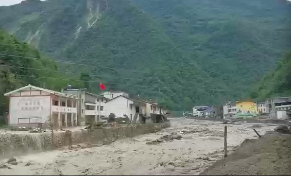 遭遇山洪袭击后的白什乡。本文图片&nbsp;警方供图