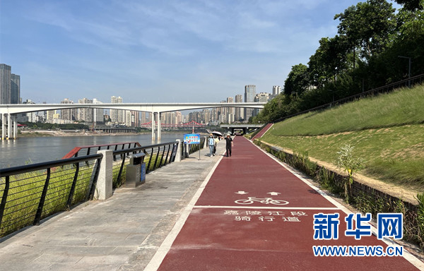 　　江北区江北城段消落区江滩公园骑行道（新华网记者 刘厦摄）