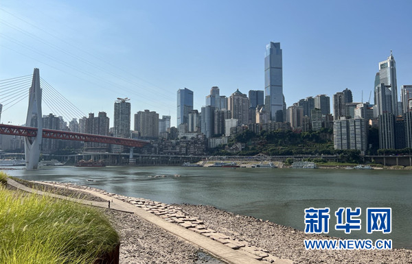 　江北区江北城段消落区江滩公园（新华网记者 刘厦摄）