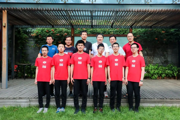 IMO金牌得主合影：第二排左起为余君、杨诗武、韦东奕、王彬、肖梁、袁新意