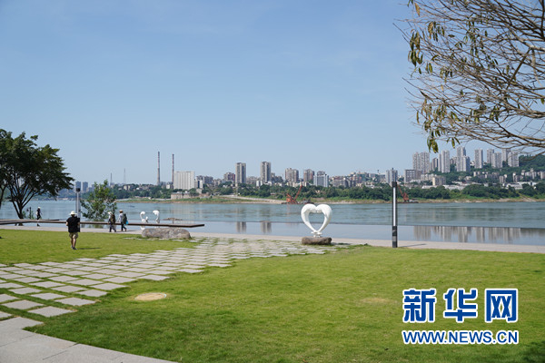 南岸区消落区大鱼海棠广场（新华网记者 刘厦摄）