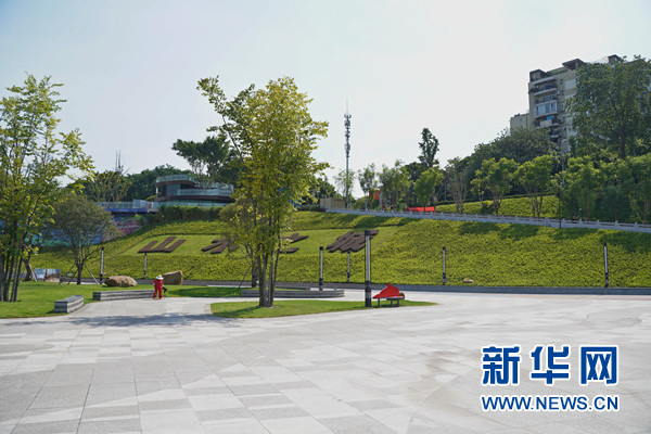 南岸区消落区大鱼海棠广场（新华网记者 刘厦摄）