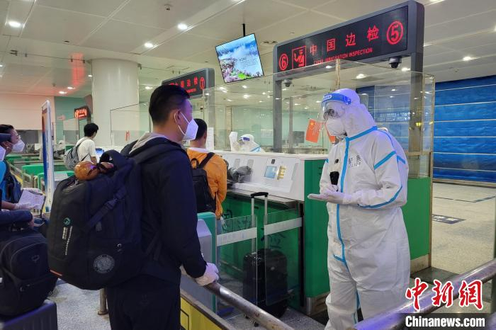 图为民警正在为入境旅客解答问题。　姜建永 摄