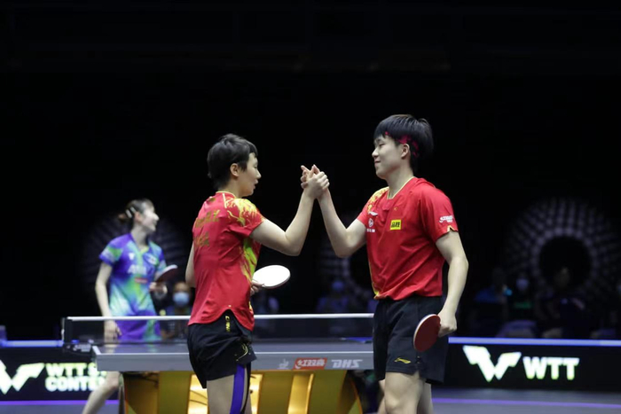 王楚钦/王曼昱在比赛中庆祝得分。  图/WTT世界乒联