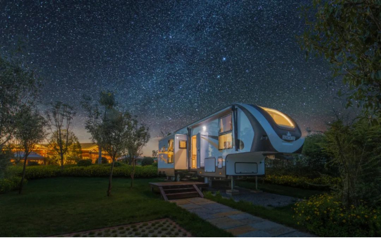 弥勒•太平湖森林小镇 云南省发展和改革委员会 供图在弥勒市太平湖森林小镇与湖水相依，枕着繁星入梦让时光放慢脚步，静静流淌