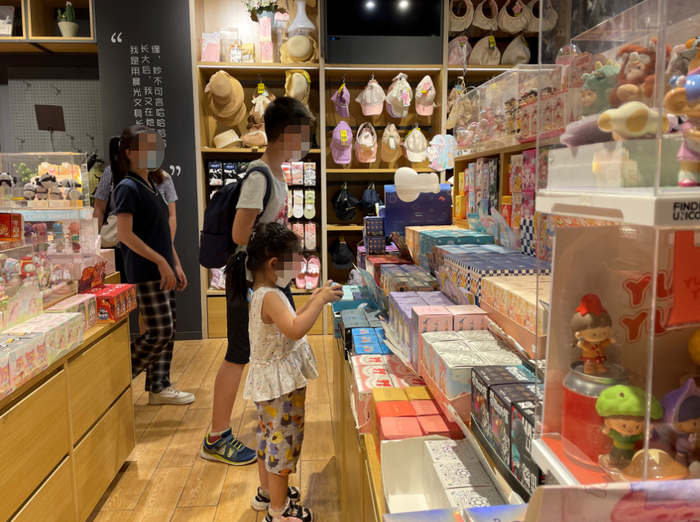 选购盲盒的中小学生