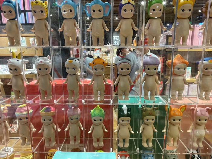 九木杂物社（环宇荟店）内，一整面墙裸体娃娃货架，与文具区域紧邻