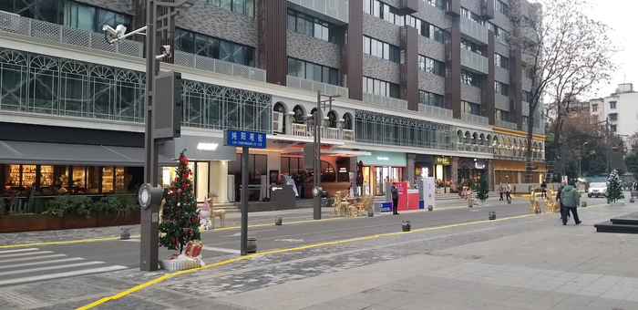 华兴街+纯阳观街交叉口，乘风大厦立面改造及街区环境治理后