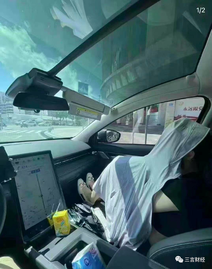 有头顶挡上一大张海报的。