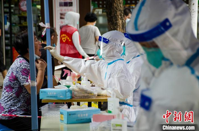 7月17日，北海市开展第五轮区域全员核酸检测工作。　翟李强 摄