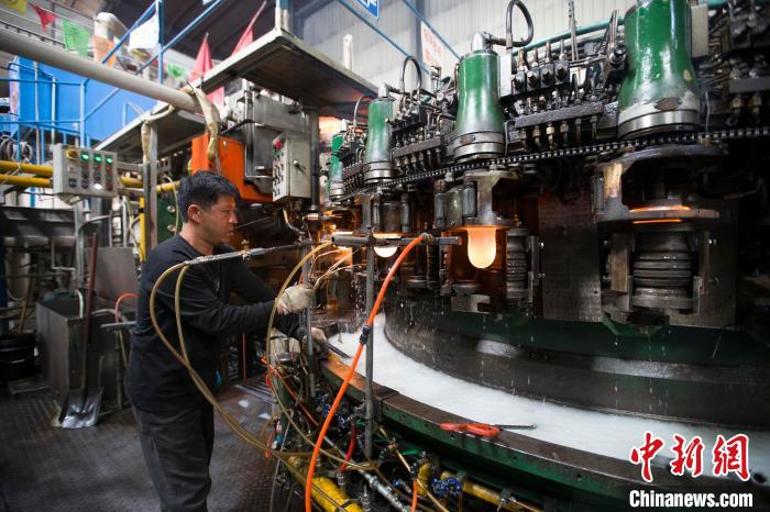 祁县玻璃器皿行业生产机械化程度不断提升。　张云 摄