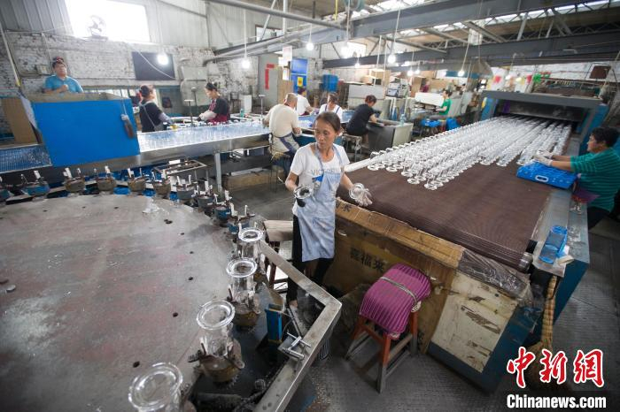 工人正在车间忙碌。　张云 摄