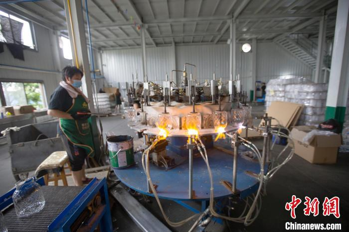 玻璃器皿产业是祁县独具特色的传统产业和优势产业，发展历史悠久。　张云 摄