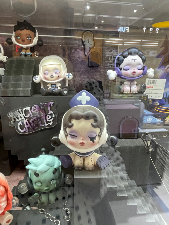 泡泡玛特（荟聚店）的暗黑风盲盒