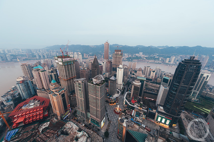 ▲2012年的解放碑CBD。范晓东 摄 