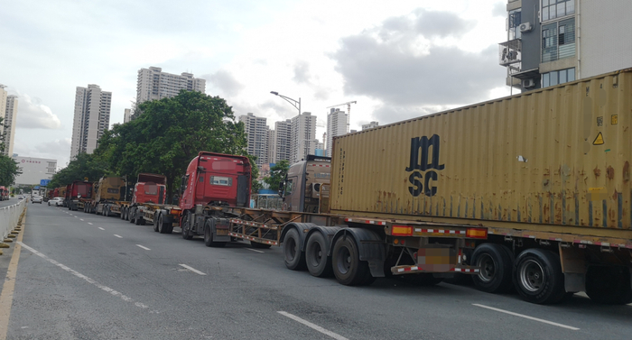 （深圳市盐田区一道路边停满集装箱卡车）