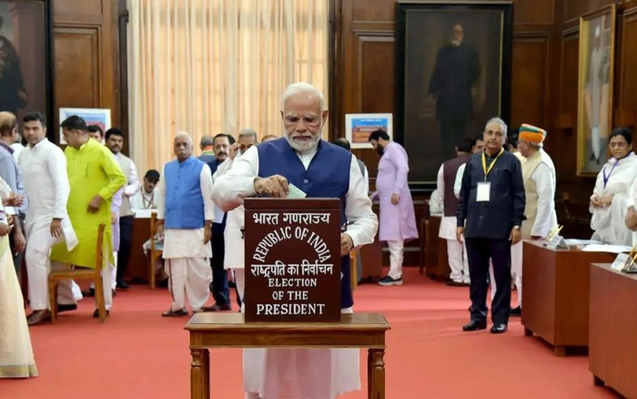 当地时间2022年7月18日，印度新德里，印度新一轮总统选举开始，印度总理莫迪在国会大厦参加投票。图/IC photo