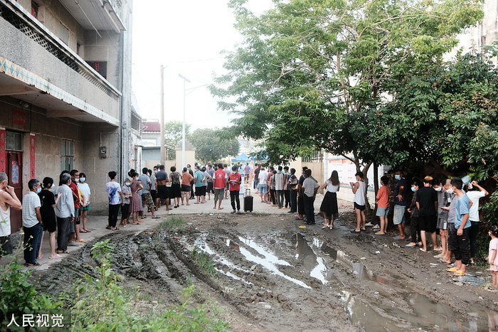 2022年7月17日，广西北海，合浦县石康镇的市民有序进行核酸检测。人民视觉 图