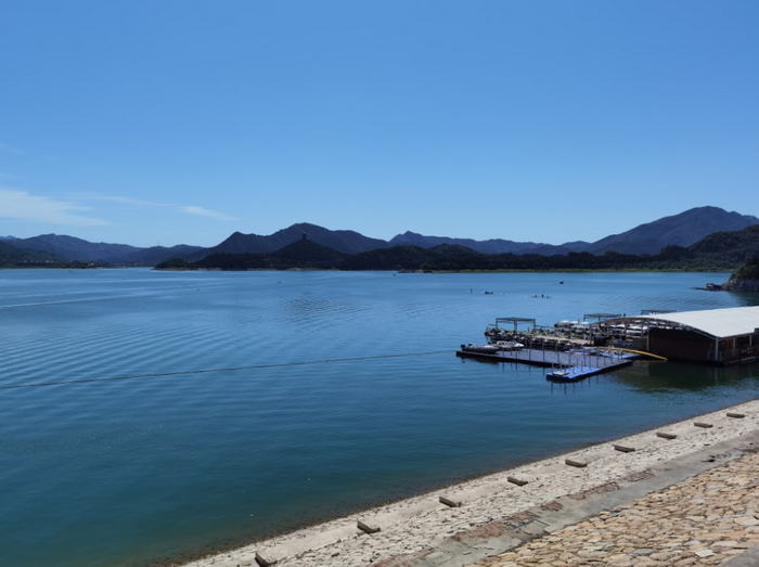 海子水库水面上的游船码头。本报记者 王天淇 摄